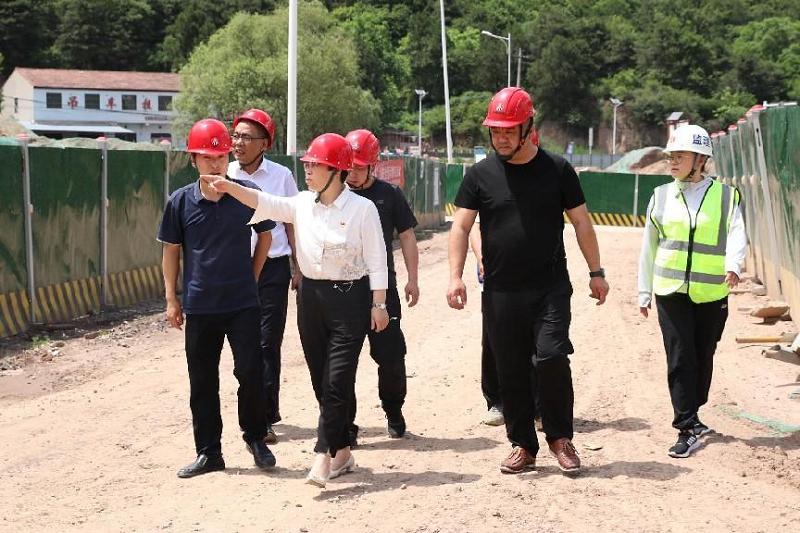 陜西建材科技公司黨委副書(shū)記、工會(huì )主席姜曉芹一行到黃陵新材公司調研指導工作