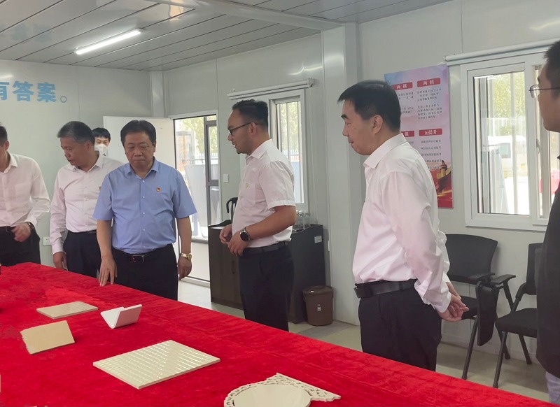 省人大常委會(huì )副主任、渭南市委書(shū)記樊維斌一行到龍門(mén)綠碳公司調研指導